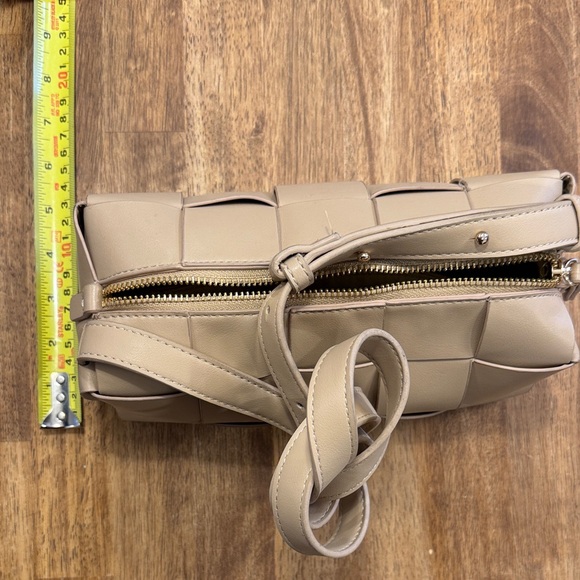 Elegant Beige Woven Crossbody Bag - Picture 6 of 7
